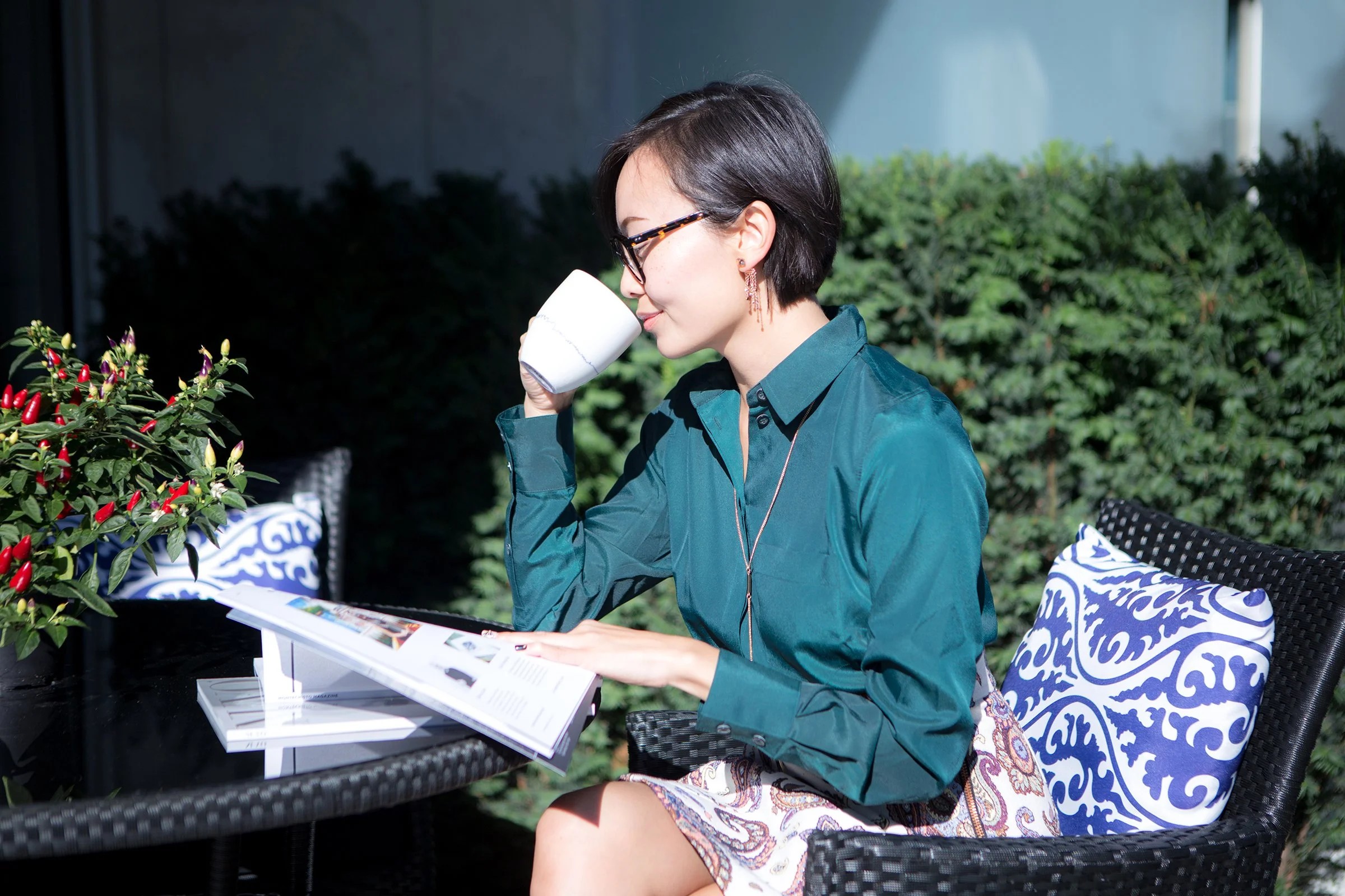 Không gian nội thất nhà hàng Waku Waku với tông màu đất ấm áp và vật liệu tự nhiên