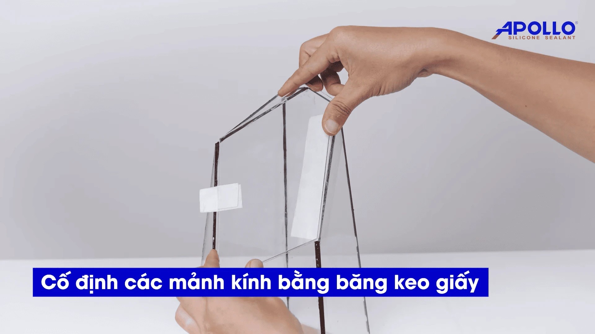 Quy trình dán phần nắp bể terrarium