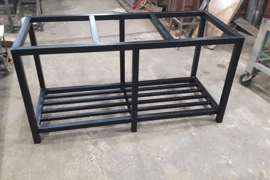 Hồ thủy sinh với chân sắt chắc chắn.