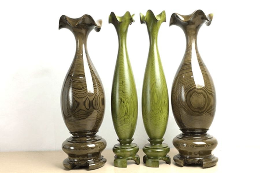 Lục bình chế tác từ gỗ cây thủy tùng.