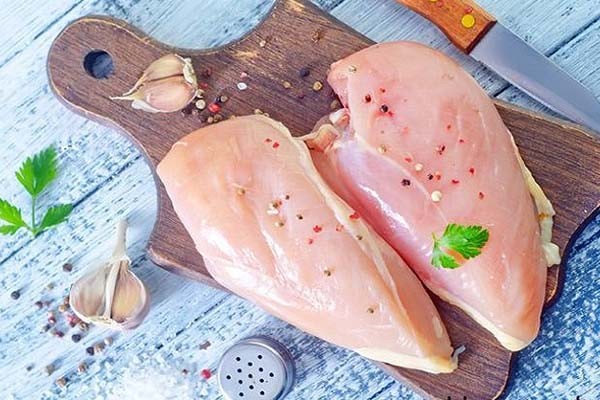 Ức gà cung cấp chất đạm cho cá bảy màu trưởng thành