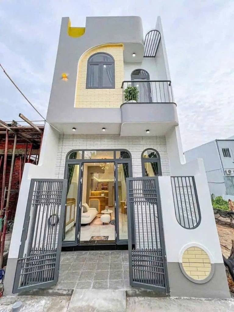 Cây ngâu được trồng hai bên lối vào nhà