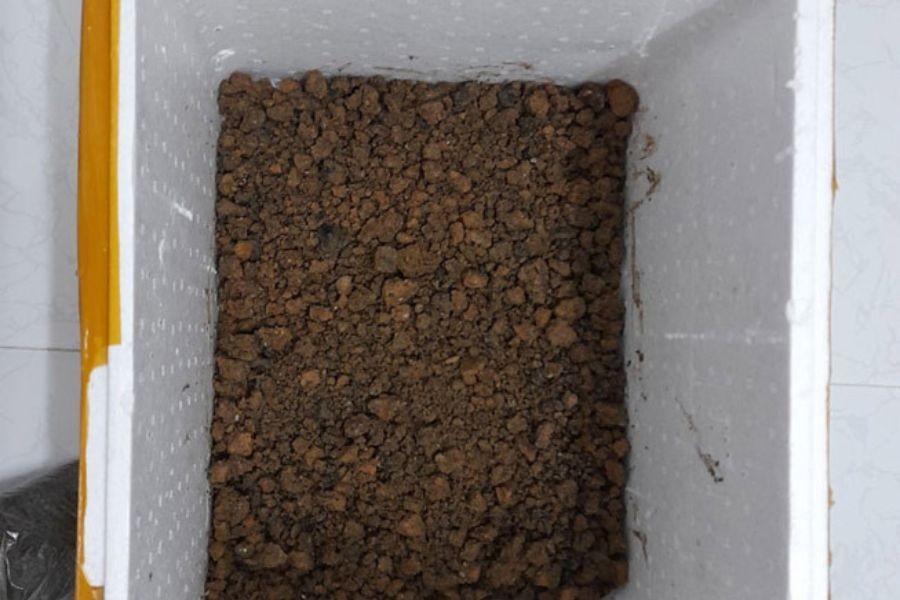 Cho xỉ than và sỏi nhỏ vào thùng xốp