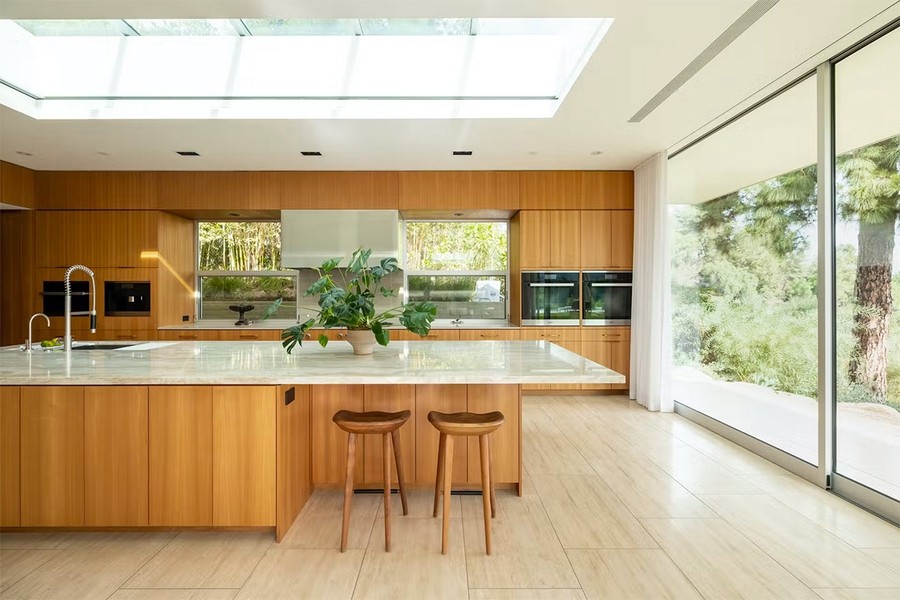 Trang trí không gian bếp với các loại cây vừa có hương vừa có sắc.