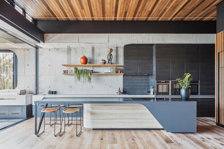 Bàn ăn nhà bếp thường được bày trí bởi chậu cây nhỏ và hoa tươi.