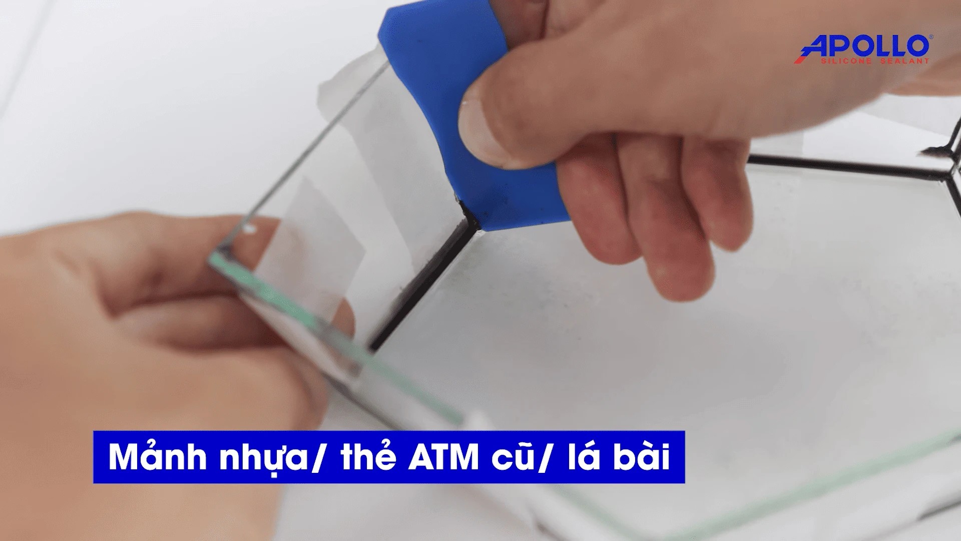 Vượt keo silicon sau khi bắn bằng mảnh nhựa giúp đường keo mịn và đều hơn