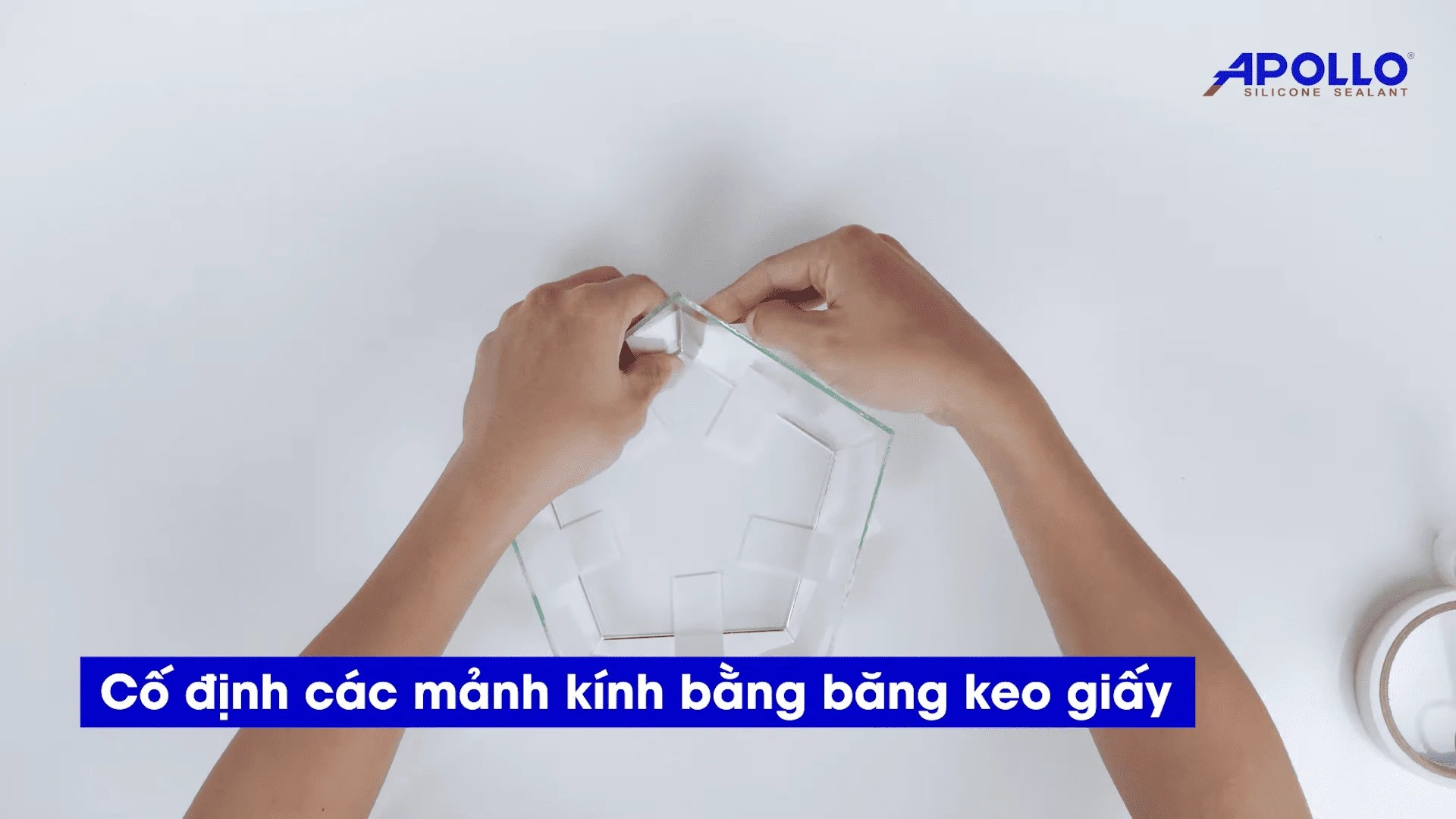 Cố định kính bằng băng keo giấy giúp việc bắn keo silicon trở nên dễ dàng hơn