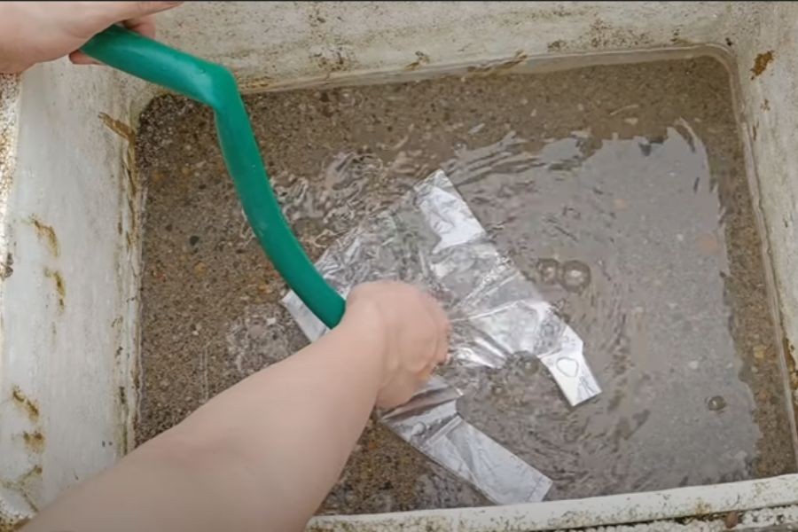 Cho nước vào bể cá