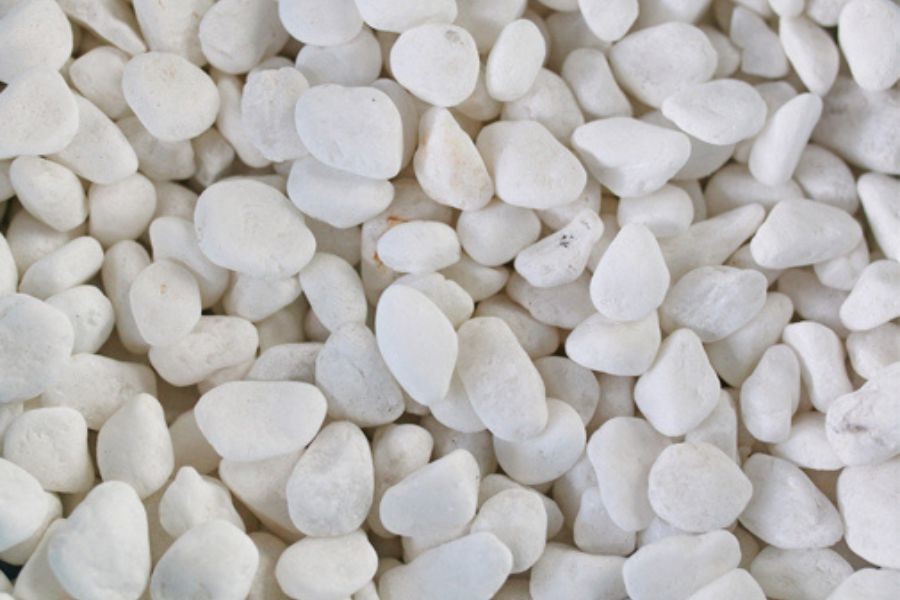 Cho cát trắng lên trên lớp xỉ than