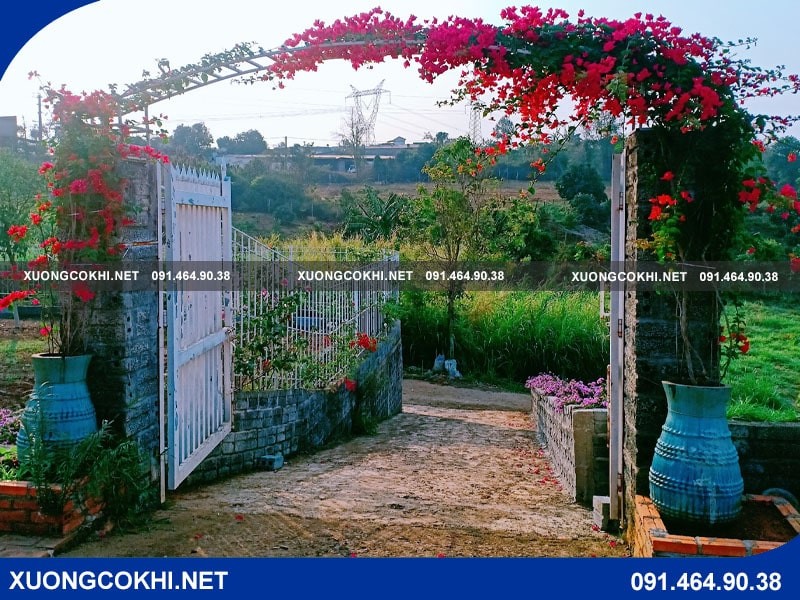 Mẫu cổng sắt hoa giấy họa tiết tinh tế