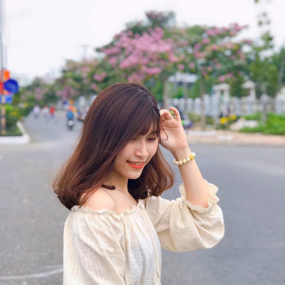 Khách hàng mua cây tại MOW Garden
