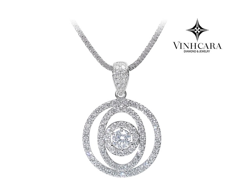 Một viên kim cương Oval lấp lánh dưới ánh sáng, thể hiện vẻ đẹp mềm mại