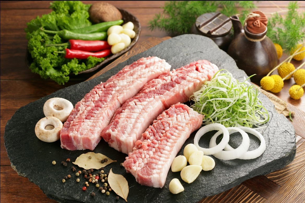 Một góc không gian nhà hàng ấm cúng và sang trọng