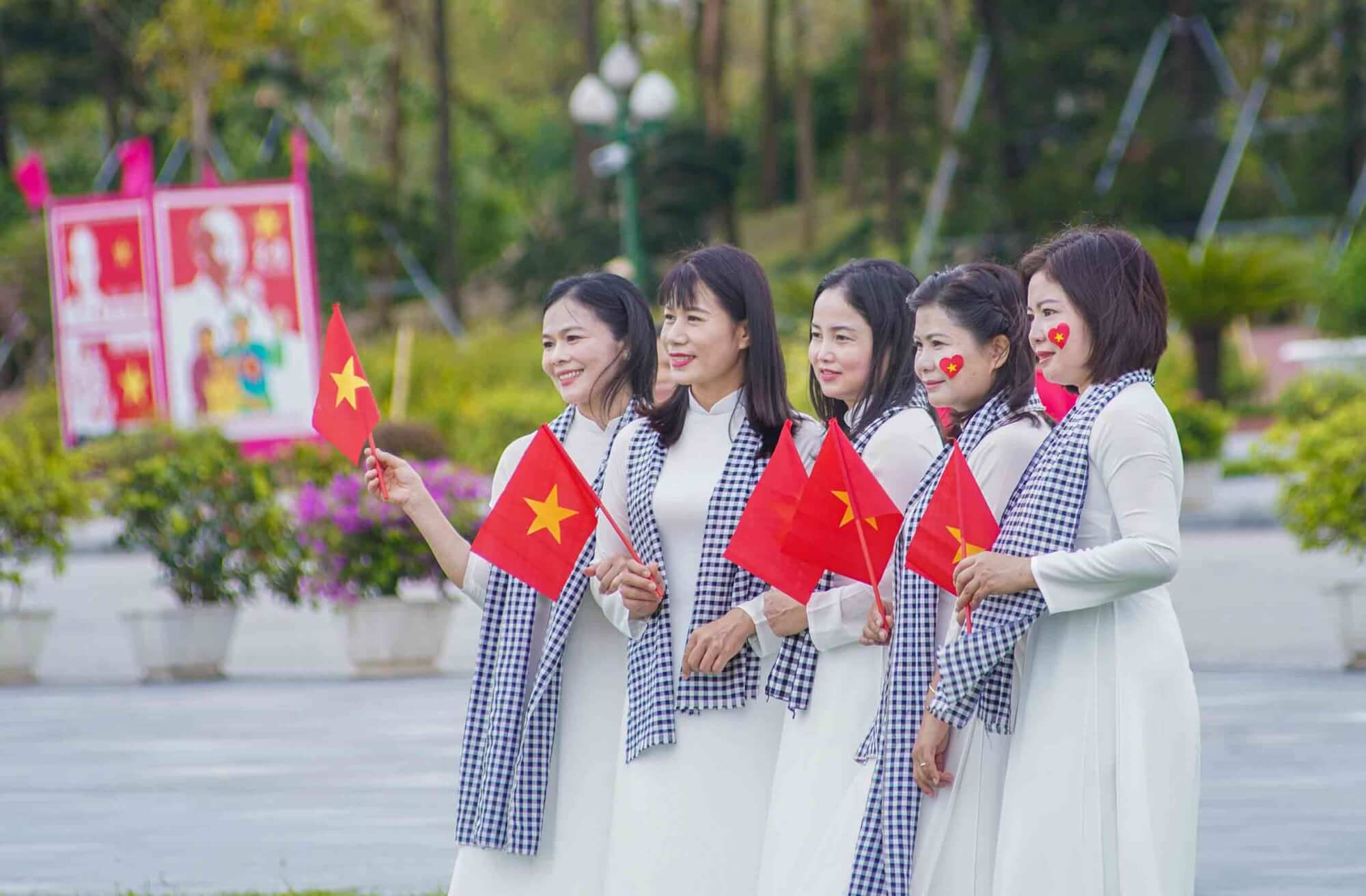Khoảnh khắc cây lưỡi hổ nở hoa trở thành kỷ niệm đẹp gắn kết các thành viên trong gia đình