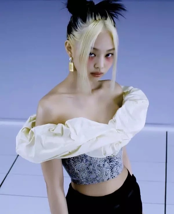 Jennie với mái tóc nhuộm hai màu