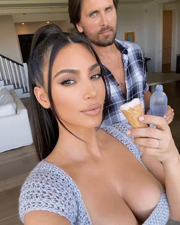 Kylie Jenner tạo kiểu tóc mái râu rồng buộc gọn