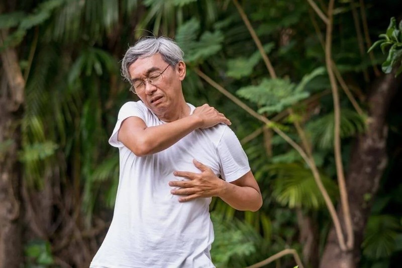 Tuổi trung niên thường phải đối mặt với các vấn đề về bệnh lý xương khớp